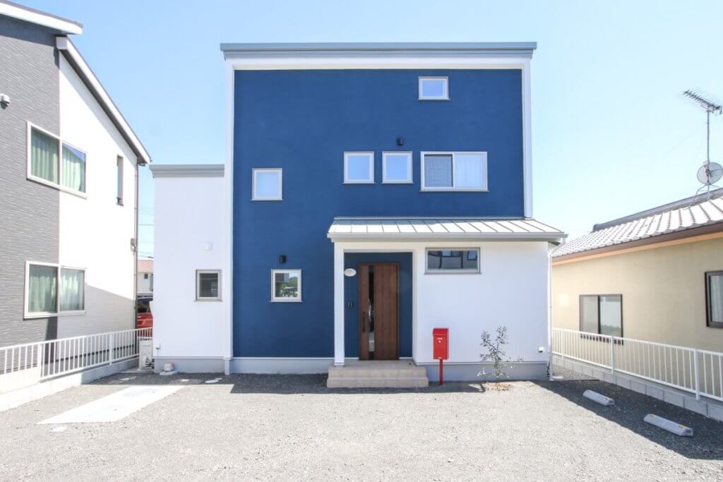 ネイビーカラーの外壁 スタッフブログ