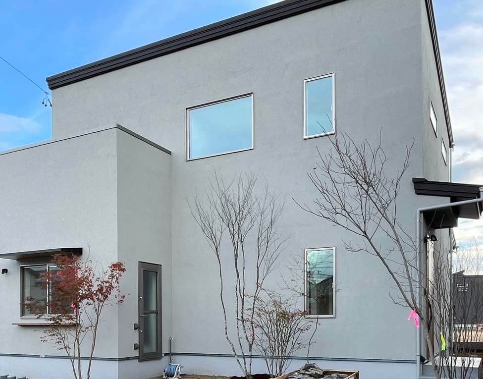 施工事例 グレーの外壁でおしゃれな家に 人気のグレー グレージュカラーおすすめ3色を施工写真でご紹介 注文住宅の塗り壁