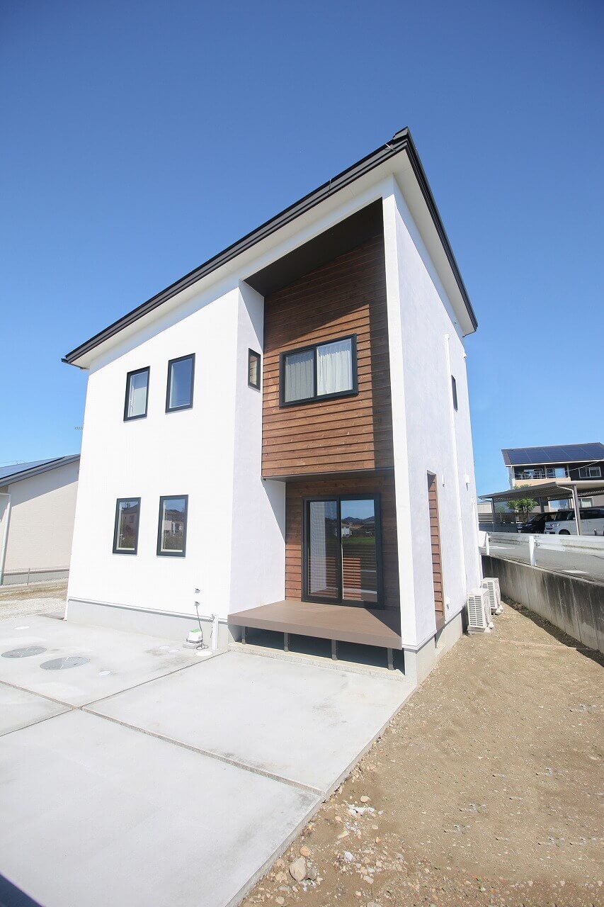 塗り壁と板張り ガルバリウムの組みあわせ タイルやストーンのアクセントがおしゃれな外観集めました 注文住宅の塗り壁